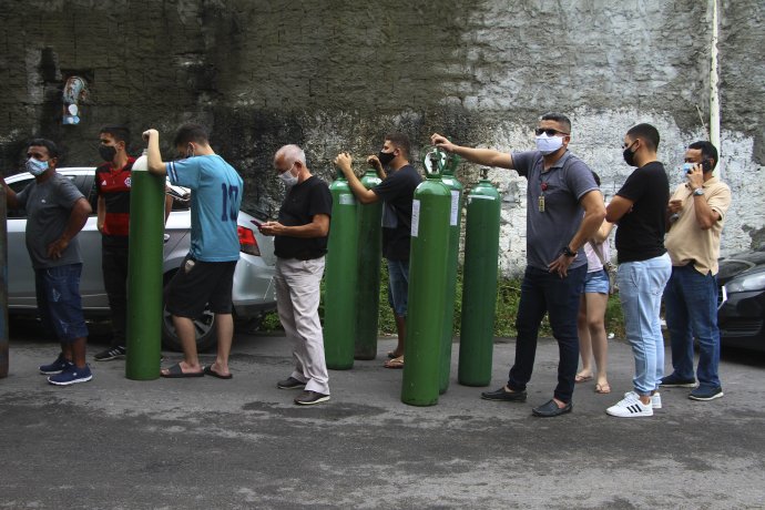 Príbuzní chorých stoja v rade na naplnenie kyslíkových fliaš. Foto - TASR/AP