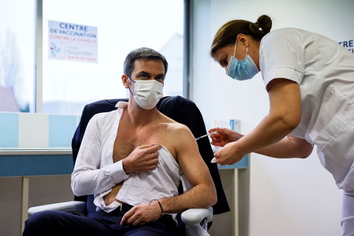 V pondelok 8. 2. sa vakcínou AstraZeneca zaočkoval francúzsky minister zdravotníctva Olivier Veran. Foto - tasr/ap