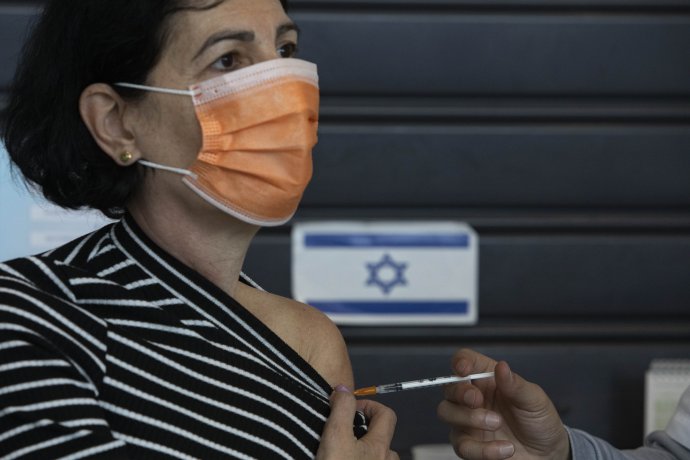 Aspoň jednu dávku dostalo v Izraeli 41 percent obyvateľov. Foto - TASR/AP