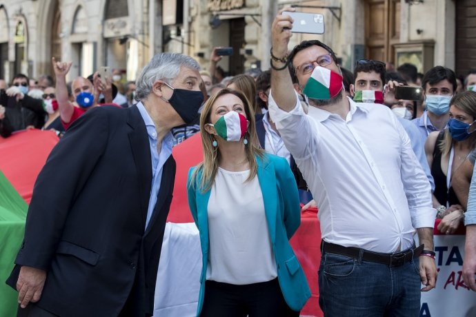 Zľava Antonio Tajani zo strany Forza Italia, líderka hnutia Bratia Talianska (FDI) Giorgia Meloniová a líder pravicovej Ligy severu Matteo Salvini si robili selfie počas protestu proti epidemiologickým opatreniam. Foto - TASR/AP