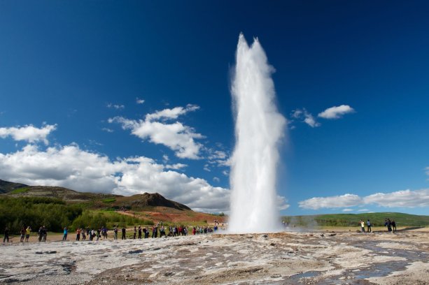 Masívny vulkanizmus na Islande sa často prejavuje erupciami na zemskom povrchu. Turisti pri najväčšom gejzíre v krajine Strokkur. Foto – Shutterstock