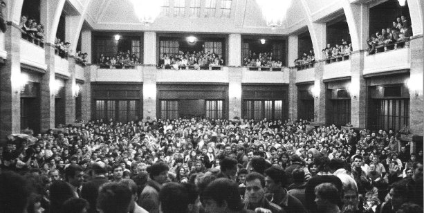 Aula Univerzity Komenského bola v novembri 1989 dejiskom študentského štrajku, dnes vstupujú univerzity do štrajkovej pohotovosti opätovne | Foto - Petra Bombíková-Maudgil via uniba.sk