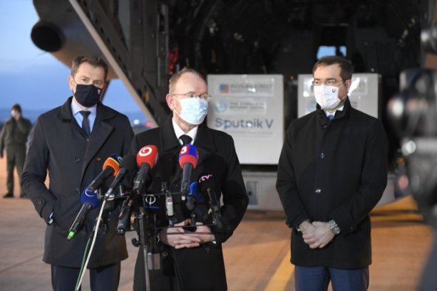 Marek Krajčí na letisku s premiérom Matovičom a Pavlom Jarčuškom pri prvej dodávke ruskej vakcíny Sputnik V na Slovensko. Foto – TASR