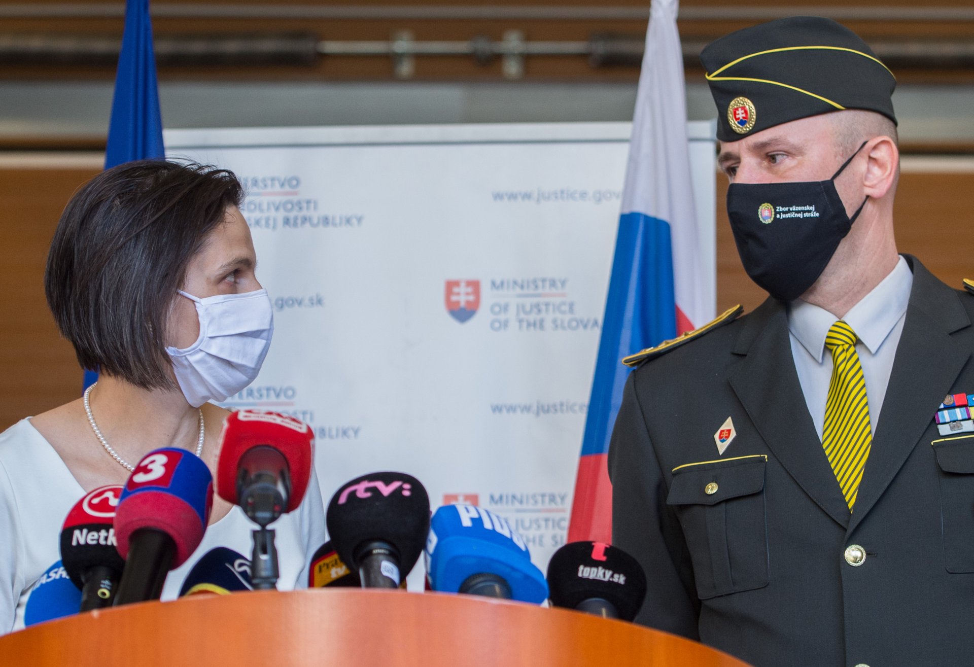 Ministerka spravodlivosti Mária Kolíková a nový šéf väzníc Robert Mudronček. Foto - TASR