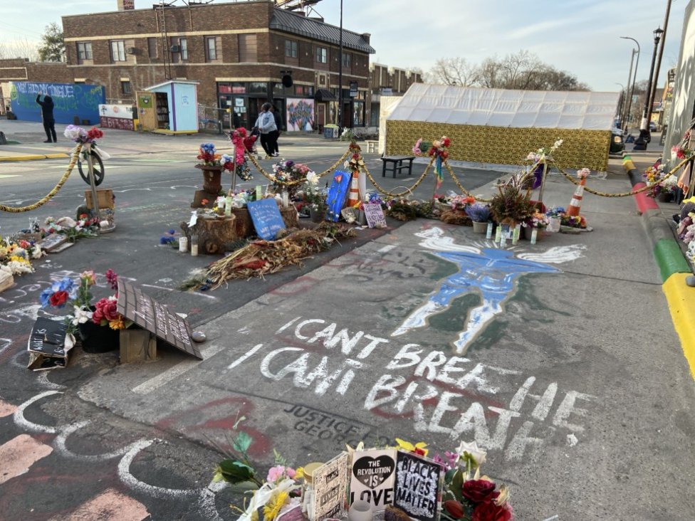 Na tomto mieste zomrel George Floyd. Ľudia na cestu nakreslili obrys jeho tela. Foto – Deník N/Jana Ciglerová
