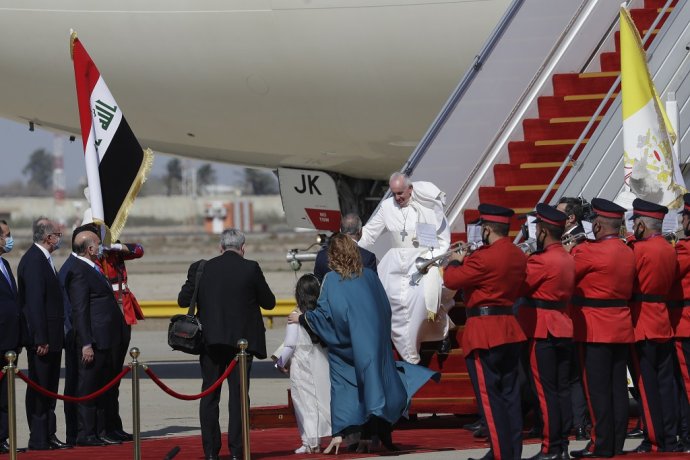 Pápež František vystúpil na letisku v Bagdade. Je to prvá návšteva Iraku z Vatikánu. Foto: TASR/AP