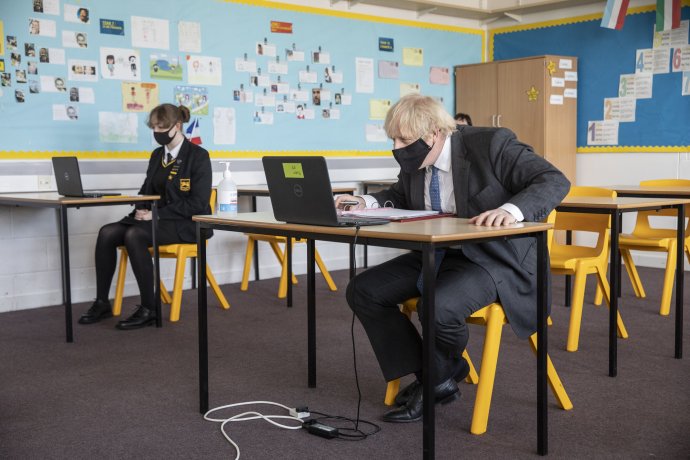 Britský premiér Boris Johnson počas dištančného vyučovania v triede na strednej škole Sedgehill School v Londýne 23. februára 2021. Foto - TASR/AP