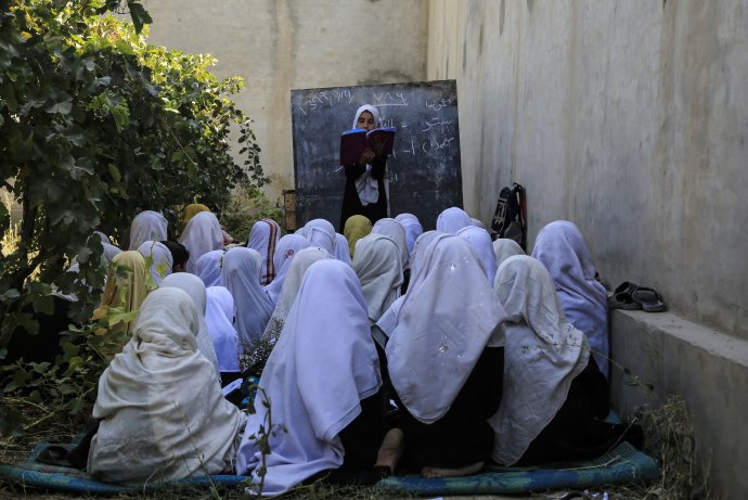 Afganské žiačky počas vyučovania. Foto - TASR/AP