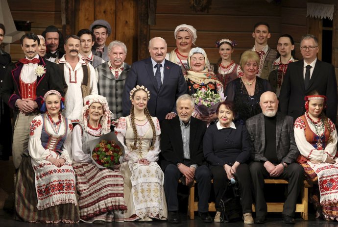 Bieloruský prezident Alexandr Lukašenko pózuje s hercami počas návštevy Národného akademického divadla Janka Kupala, najstaršieho bieloruského divadla v Minsku. Foto – TASR/AP