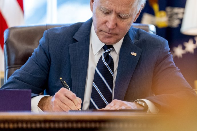 Americký prezident Joe Biden pri podpise nového balíčka ekonomickej pomoci. Foto - AP