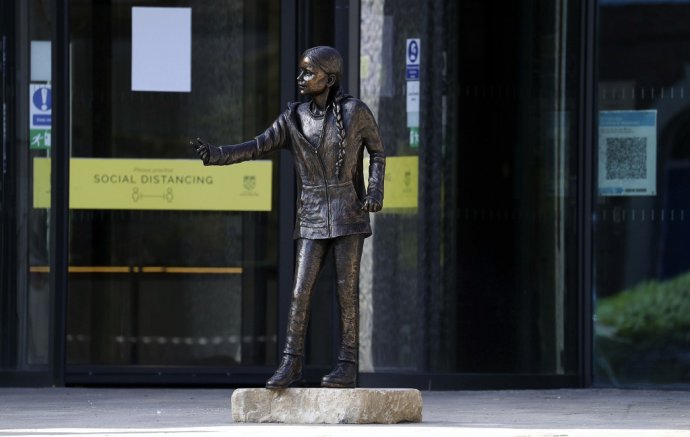 Britská univerzita v meste Winchester odhalila sochu Grety Thunbergovej v životnej veľkosti. Foto: TASR/AP
