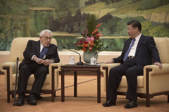 Na snímke čínsky prezident Si Ťin-pching a bývalý minister zahraničných vecí USA Henry Kissinger počas stretnutia v Pekingu 2. decembra 2016. Foto – TASR/AP