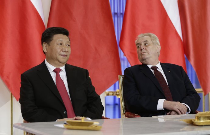 Miloš Zeman s čínskym prezidentom Si Ťin-pchingom pri jeho návšteve Prahy. Foto - TASR/AP