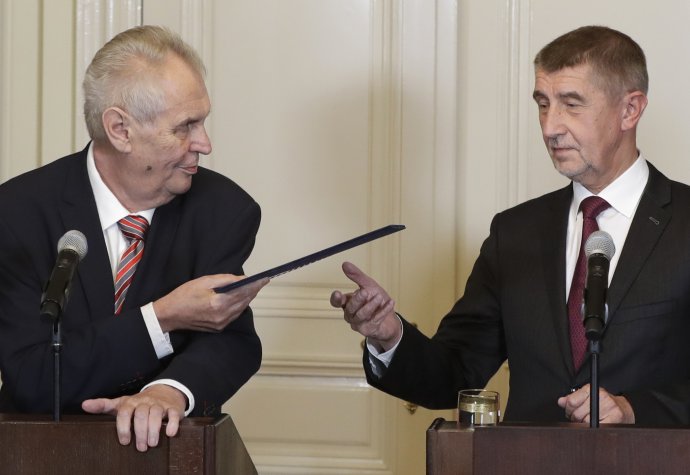 Vzťah medzi prezidentom Zemanom a premiérom Babišom čelí prekvapivej skúške. Foto - TASR/AP