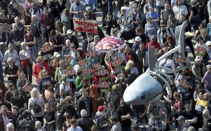 Demonštranti počas celonemeckého protestu proti zvyšovaniu nájomného v Berlíne. Foto – TASR/AP