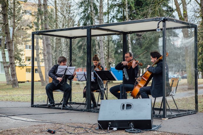 Štrnásty marec 2021, gaštanový park v Bytči. Premiéra druhej časti skladby Black Angels Songs. Foto - Jakub Michel