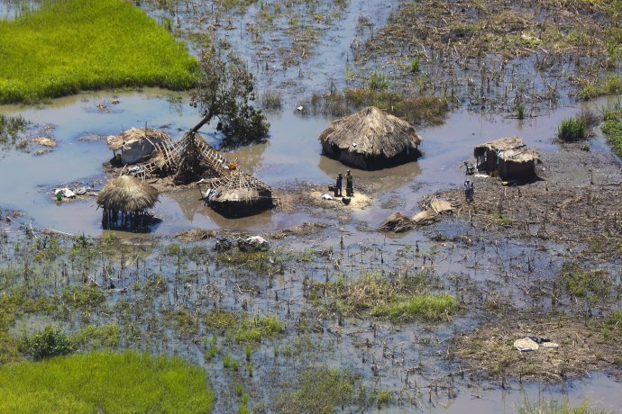 Archívna fotografia zo severného Mozambiku, kde sa posledné dva roky extrémisti hlásiaci sa k Dáišu značne rozšírili. Minulý týždeň obsadili dokonca mesto Palma. Foto - TASR/AP