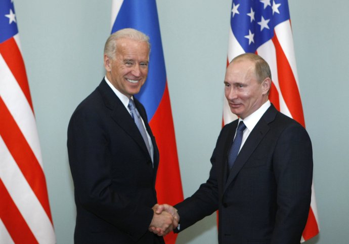 Biden a Putin na archívnej fotografii z roku 2011. Joe Biden bol vtedy viceprezidentom a Barack Obama sa snažil o resetovanie vzťahov s Moskvou. Foto - TASR/AP