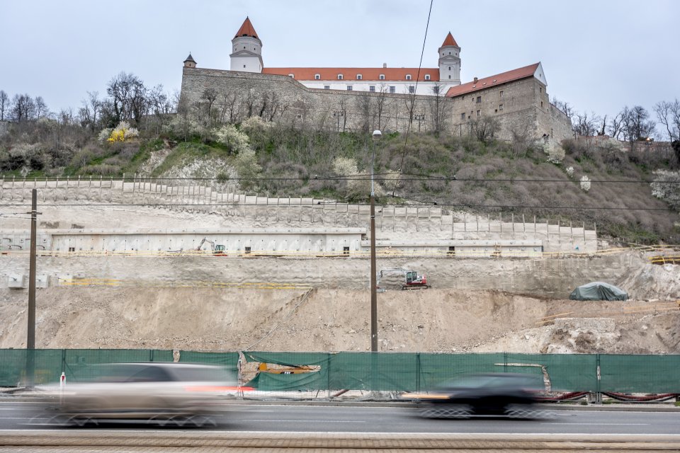 Priebeh stabilizačných prác hradného brala je pri výstavbe projektu Vydrica dlhší, než sa očakávalo, stav v marci 2021. Foto N - Tomáš Benedikovič