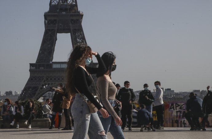 V uliciach Paríža je stále viac ľudí. Foto - TASR/AP