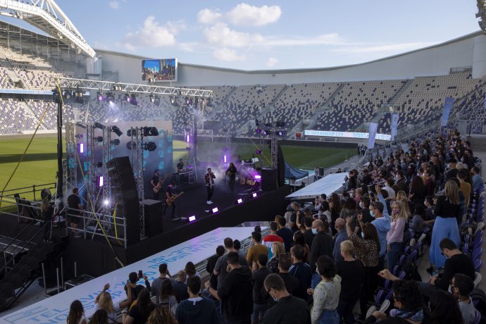 V Izraeli sa už v marci konal koncert pre zaočkovaných na štadióne. Foto - TASR/AP