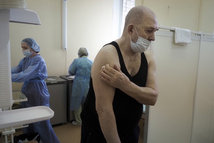 Starší muž z Karelskej oblasti vychádza z ambulancie po zaočkovaní Sputnikom V. Foto – TASR/AP