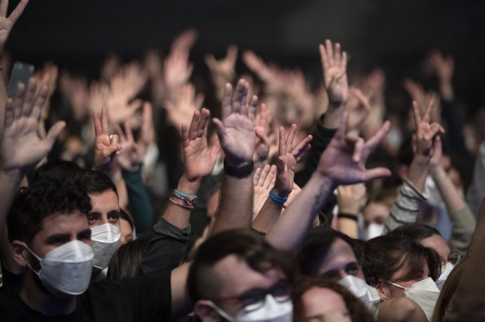 Na koncert španielskej kapely Love of Lesbian prišlo pättisíc ľudí, všetci museli mať negatívny test na covid. Foto - TASR/AP