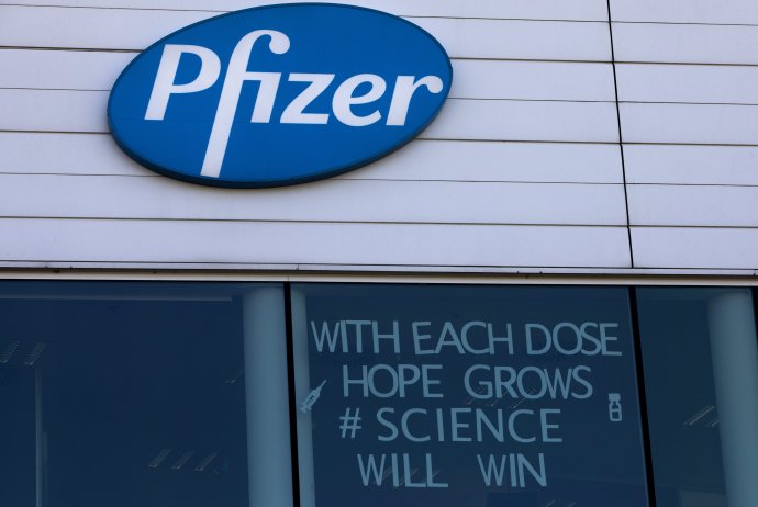 Na snímke logo Pfizeru vo výrobnom centre spoločnosti v Belgicku. Foto - TASR/AP