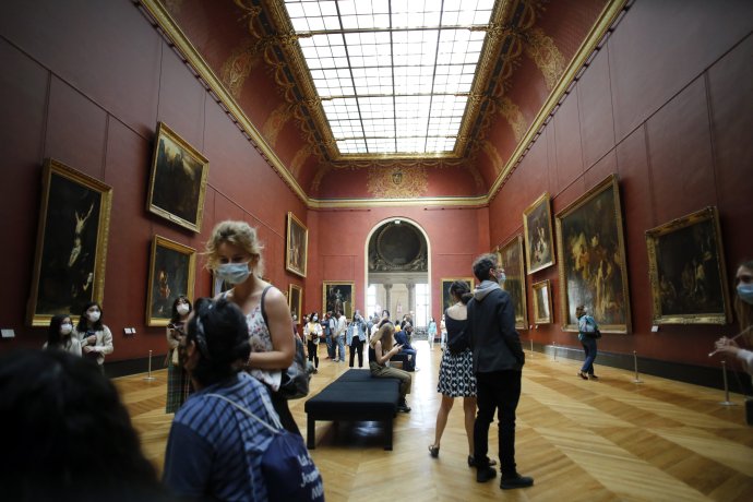 Návštevníci si pozerajú maľby počas znovuotvorenia múzea Louvre v Paríži 6. júla 2020. Foto - tasr/ap