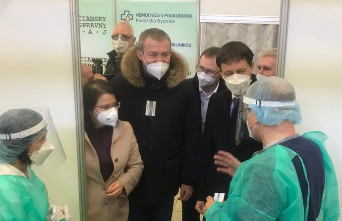 Minister Eduard Heger z OĽaNO a župan Jaroslav Baška zo Smeru pri otvorení očkovacieho centra v Trenčíne. Foto - MZ SR