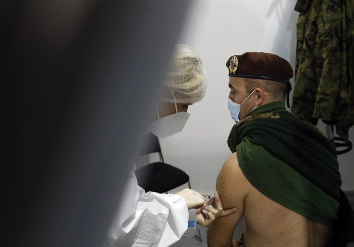 Vojak dostáva vakcínu proti ochoreniu covid-19 od čínskej spoločnosti Sinopharm. Foto - TASR/AP