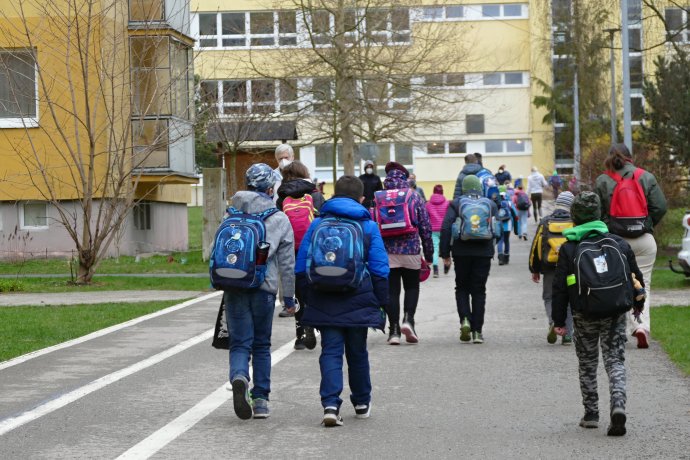 Školáci 1. stupňa základnej školy v utorok 13. apríla 2021 v Žiline. Foto - TASR