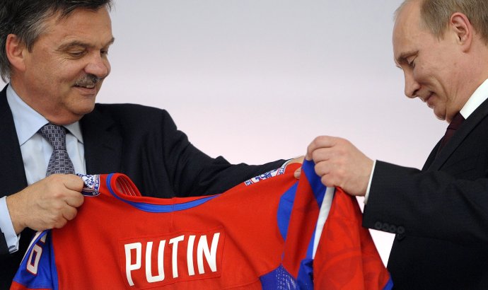 Vladimir Putin dostal na majstrovstvách sveta v hokeji v Bratislave v roku 2011 dres so svojím menom od prezidenta Medzinárodnej hokejovej federácie (IIHF) Reného Fasela. Foto – TASR