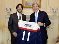 Kaliňák mal vždy rád Ameriku, vo voľnom čase tam jazdil na motorky, v marci 2015 priniesol vtedajšiemu  ministrovi zahraničia Kerrymu slovenský dres na znak dobrých vzťahov. Foto - TASR