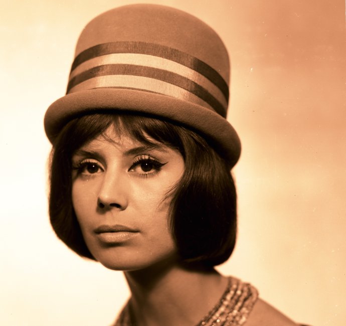 Dámsky klobúk TONAK, produktová fotografia Evžena Somossyho, 60. roky 20. storočia, zo zbierky SMD