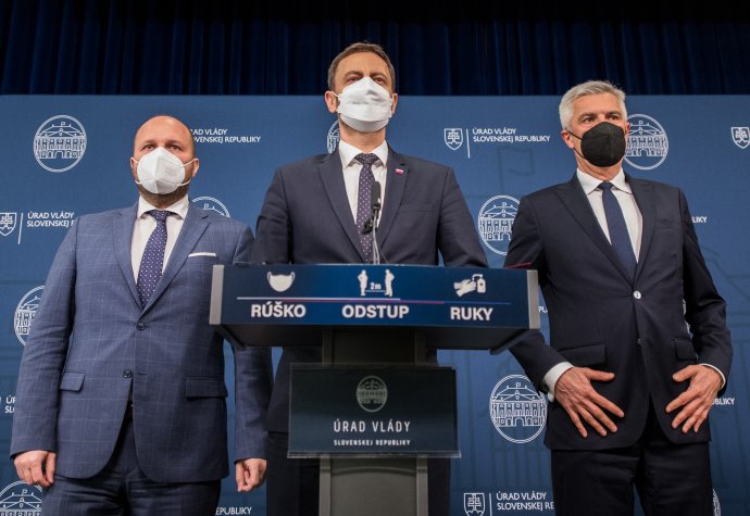 Eduard Heger, Jaroslav Naď a Ivan Korčok počas vyhlásenia o vyhostení ruských diplomatov. Foto – TASR