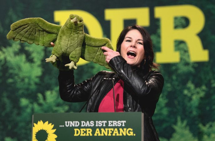 Annalena Baerbocková so zeleným orlom počas zjazdu nemeckej strany Zelených 27. januára 2018 v Hannoveri. Foto – TASR/AP