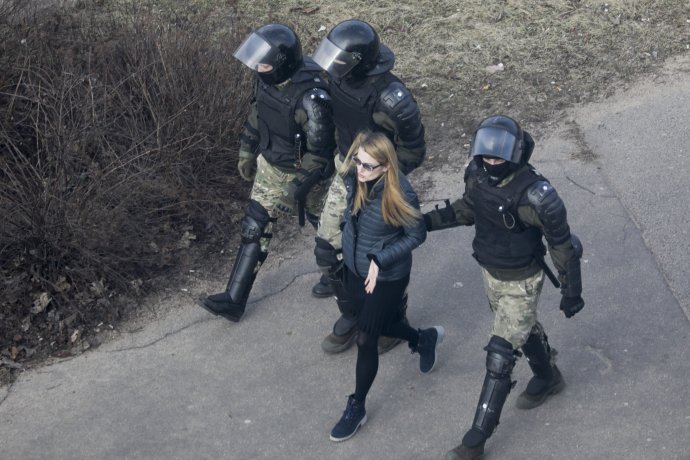 Jedna z užitočných aplikácií pomáha Bielorusom počas výpadku internetu zisťovať, čo sa deje v uliciach a kde sa zatýka. Foto - TASR/AP