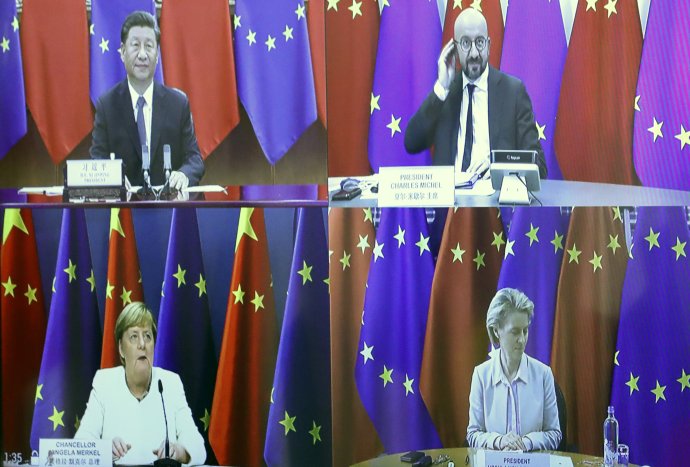 Predseda Európskej rady Charles Michel, čínsky prezident Si Ťin-pching, predsedníčka Európskej komisie Ursula von der Leyenová a nemecká kancelárka Angela Merkelová počas videokonferencie na summite EÚ - Čína v septembri 2020. Foto - TASR/AP