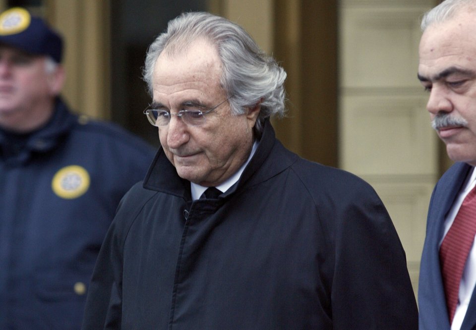 Bernie Madoff odchádza zo súdu v New Yorku v roku 2009. Foto - TASR/AP