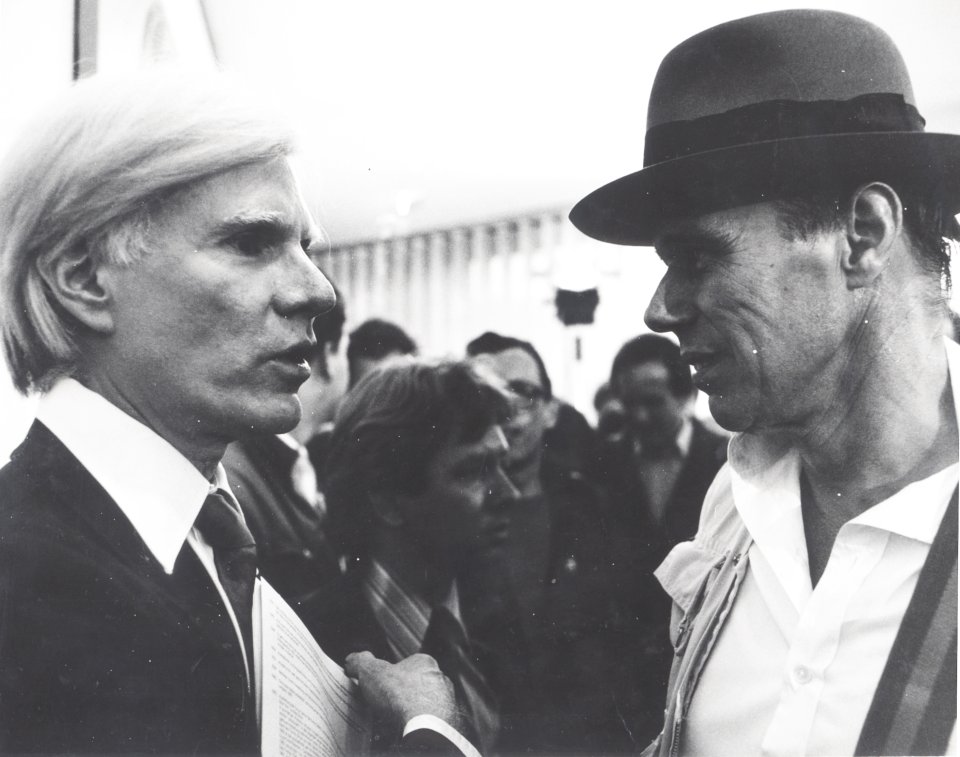 Stretnutie Warhola s Beuysom počas vernisáže výstavy Andyho Warhola v Galerie Hans Mayer v máji 1979. Foto – Werner Raeune