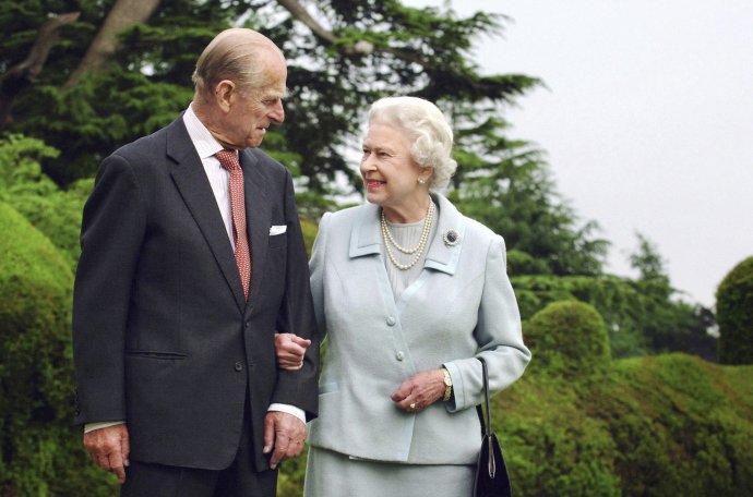 Britská kráľovná Alžbeta II. a britský princ Philip pri príležitosti výročia diamantovej svadby. Foto - TASR/AP
