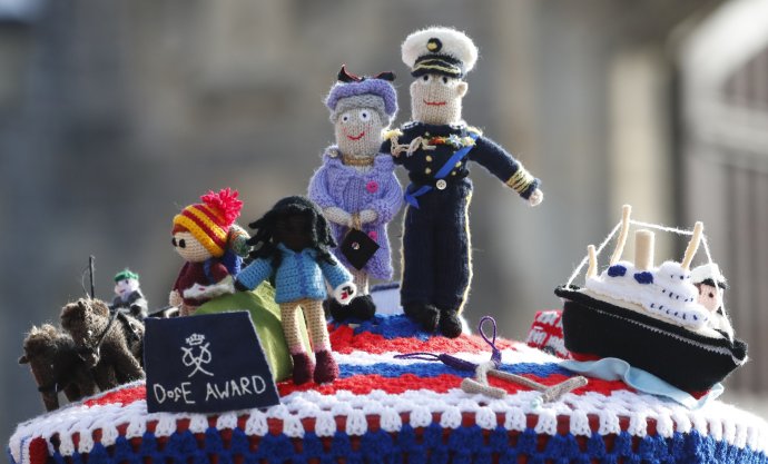 Pletená podobizeň princa Philipa a kráľovej Alžbety II. zdobí poštovú schránku vo Windsore. Foto – TASR/AP