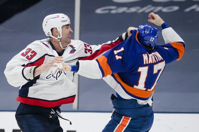 Zdeno Chára v bitke s Mattom Martinom za stavu 4:8 pre Islanders. Foto - TASR/AP