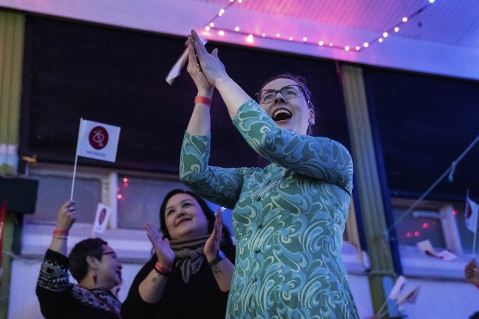 Členovia strany Inuit Ataqatigiit (Inuitské spoločenstvo) po zverejnení prvých odhadov v predčasných parlamentných voľbách 6. apríla 2021. Foto - TASR/AP