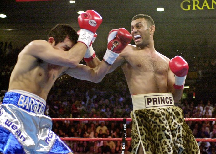 Naseem Hamed (vpravo) počas súboja s Antoniom Barrerom v Las Vegas v roku 2001. Foto – TASR/AP