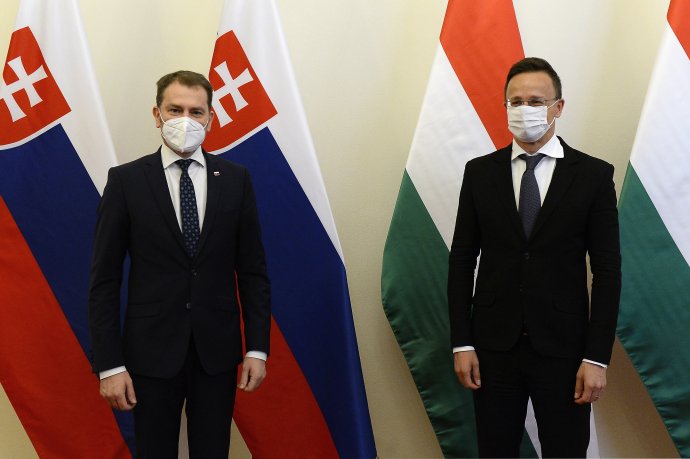 Maďarský minister zahraničných vecí Péter Szijjártó a Igor Matovič počas stretnutia 9. apríla v Budapešti. Foto - TASR/AP