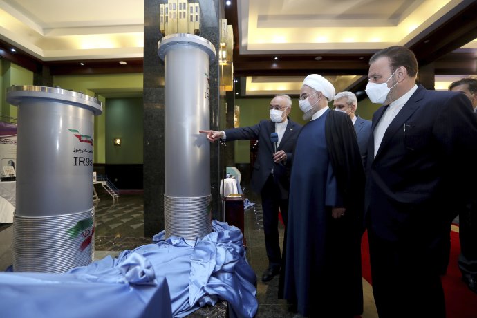 Iránsky prezident Hassan Rúhání so šéfom iránskej atómovej organizácie Alím Akbarom Sálehím pri nových centrifúgach. Deň nato došlo v Natanze k sabotáži. Foto - TASR/AP