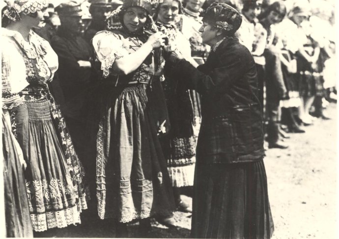 Elena Maróthy-Šoltésová v rozhovore s dievčatami v ľudových odevoch v roku 1926. Zdroj: Slovenská národná knižnica – Literárny archív v Martine