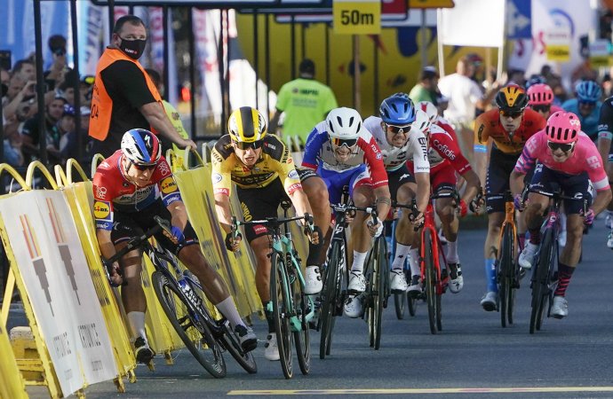 Dylan Groenewegen vytláča Fabia Jakobsena z trate. Foto - TASR/AP